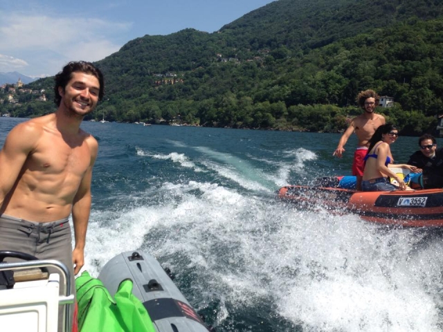  Le seguimos con la embarcación auxiliar 